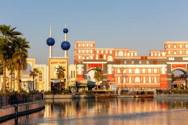 Dubai, BAE, 10.01.21. Bahreyn, Kuveyt ve Yemen ulusal pavyonları Dubai 'deki Global Village eğlence parkında, önünde göl ve dhow botlarıyla.