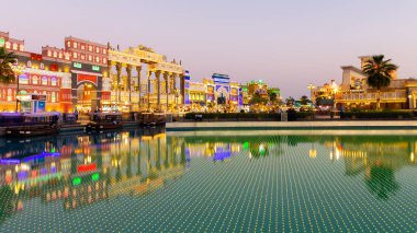 Dubai, BAE, 10.01.21. Dubai 'deki Küresel Köy eğlence parkında Yemen, İran, Fas ve Suudi Arabistan ulusal pavyonları. Geceleri bir göle, Küresel Köy' e yansıyan renkli aydınlatmalarla..