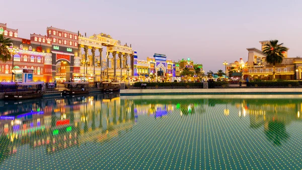 Dubai, BAE, 10.01.21. Dubai 'deki Küresel Köy eğlence parkında Yemen, İran, Fas ve Suudi Arabistan ulusal pavyonları. Geceleri bir göle, Küresel Köy' e yansıyan renkli aydınlatmalarla..