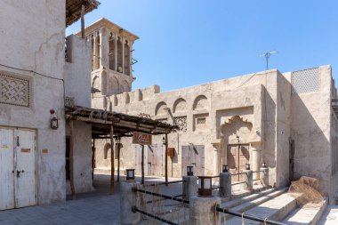 Dubai, BAE, 27.09.2021. Al Fahidi Tarihi Bölgesel Taş Sokak. Geleneksel binalar, Arap süslemeleri ve rüzgâr kapanı Deira, Dubai.