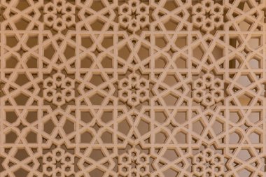 Eski Dubai 'de (Deira) bir binanın ön cephesine yıldız ve çiçeksel geometrik şekiller ve desenler oyulmuş bir taş girişi.