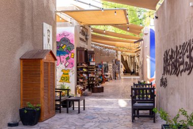 Dubai, BAE, 27.09.2021. Al Fahidi Tarih Bölgesi büyüleyici taş caddesi geleneksel el sanatları hediyelik eşya ve baharat dükkanları (souk) ve güneş gözlüğü mağazaları (souk) yukarıda.