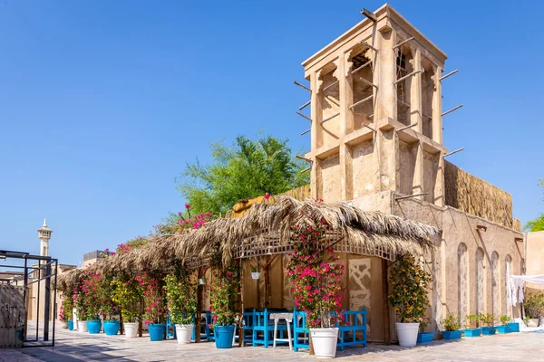 Geleneksel Arap Tarzı Bina Rüzgargülü Kulesi Palmiye Yapraklı Çatı Mavi — Stok fotoğraf