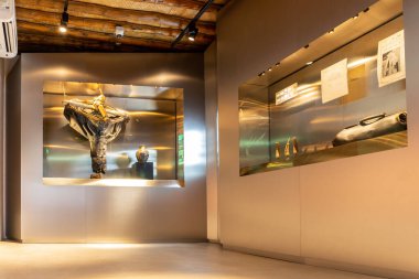 Dubai, BAE, 27.09.2021. Shindagha Müzesi, eski Dubai 'nin günlük yaşam nesnelerini gösteren modern sergilerle içeridedir..