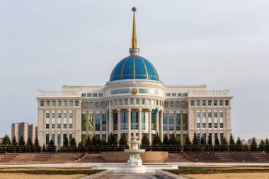 Nur Sultan (Astana), Kazakistan, 11.11.21. Mavi kubbeli ve altın kuleli Ak Orda Başkanlık Sarayı.
