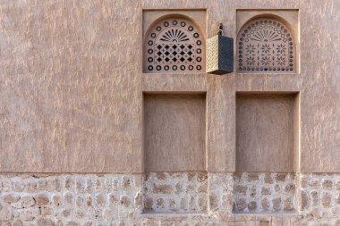Süslü, geleneksel Arap mimarisi, Al Fahidi, Dubai, Birleşik Arap Emirlikleri, kopya alanı olan taş duvardaki Arap tarzı pencere portalları.