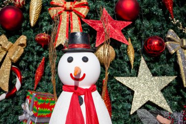 Arka planda Noel ağacı süslemeleri olan Kardan Adam heykelciği, Town Square, Dubai, Birleşik Arap Emirlikleri, 2020.