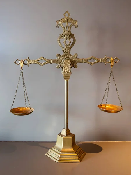 Old Fashioned Brass Weight Gold Colored Justice Concept — Fotografia de Stock