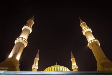 El Faruk Ömer Bin Khattab Camii (Mavi Cami) minareleri ve kubbesi, Dubai, BAE. Osmanlı tarzı mimari, aydınlatmalı gece simetrik görünümü, karanlık gökyüzü arkaplanı, kopyalama alanı.