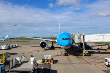 Amsterdam, Hollanda, 30 / 09 / 20. KLM Havayolları Boeing 777 jet uçağı Amsterdam Havalimanı Schiphol 'un (AMS) kapısında park halindedir..