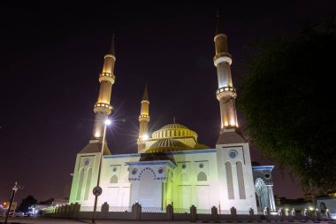 Dubai 'deki Mavi Cami olarak bilinen Al Farooq Omar Bin El Khattab Camii, Birleşik Arap Emirlikleri, Osmanlı tarzı mimari, aydınlatmalı gece görüşü.