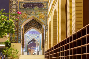 Dubai, BAE, 24.09.21. Dubai 'deki İran Camii (İmam Hüseyin Camii), renkli fayans cepheli giriş salonu, İran mimarisi ve ayakkabı rafı örneği, gece görüşü.