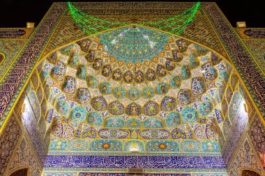 Dubai, BAE, 24.09.21. Dubai 'deki İran Camii (İmam Hüseyin Camii), renkli fayanslar ön cephe ve çatı, Pers mimarisi ve İslam kaligrafi örneği, aydınlatmalı gece görüşü.