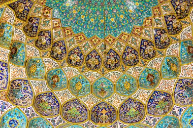 İran Camii (İmam Hüseyin Camii) Dubai renkli kubbede çiçek ve geometrik döşeme desenleriyle, örneğin İran mimarisi.
