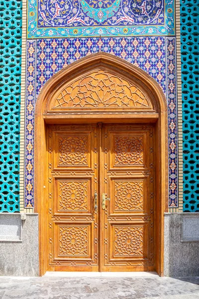 アリー イブン タリブ モスク イラン モスク ホセニア ドバイのカラフルなシーア派イランのモスク ペルシアの信仰のタイルワークとイスラム書道でデイラ — ストック写真