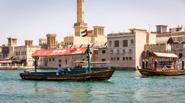 Dubai, BAE, 24.09.21. Dubai Deresi, Eski Dubai ve Al Fahidi Tarihi Bölge binaları ve arka plandaki camide geleneksel Arapça 