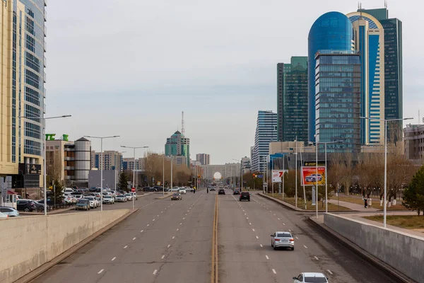 Nur Sultan (Astana), Kazakistan, 11.11.21. Dinmukhamed Qonayev Caddesi. Nur Sultan 'ın ufuk çizgisi, cam gökdelenler ve iş bölgesi..