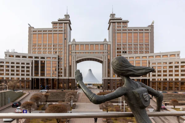 Nur Sultan Kazakhstan Monument Scooter Statue Bronze Écolière Patinage Roulettes — Photo