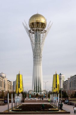 Nur Sultan (Astana), Kazakistan, 11.11.21. Baiterek (Bayterek) Kulesi, Nur Sultan 'ın dönüm noktası, Nurjol Bulvarı boyunca iki adet Altın Kuleli simetrik manzara.