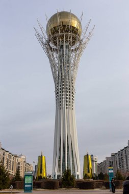 Nur Sultan (Astana), Kazakistan, 11.11.21. Baiterek (Bayterek) Kulesi, Nur Sultan 'ın milli simgesi, Nurjol Bulvarı boyunca iki Altın Kuleli dikey manzara.