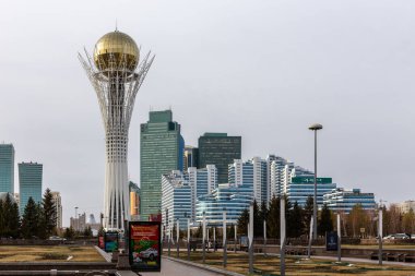 Nur Sultan (Astana), Kazakistan, 11.11.21. Baiterek Kulesi (Bayterek) ile Nur Sultan şehrinin ufuk çizgisi ve iş bölgesi sonbaharda.