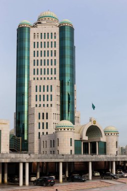 Nur Sultan (Astana), Kazakistan, 11.11.21. Kazakistan Cumhuriyeti Parlamentosu Senatosu, modern doğu hükümet binası..