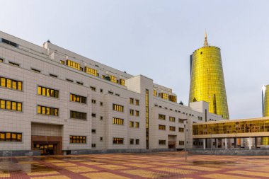 Nur Sultan (Astana), Kazakistan, 11.11.21. Altın cam cepheli, pencereli, altın kuleli hükümet binaları, Nur Sultan 'daki neo-fütürist binalar..
