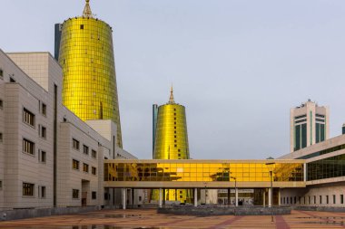 Nur Sultan (Astana), Kazakistan, 11.11.21. Altın cam cepheli, pencereli, altın kuleli hükümet binaları, Nur Sultan 'daki neo-fütürist binalar..