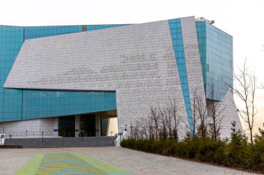 Nur Sultan (Astana), Kazakistan, 11.11.21. Kazakistan Cumhuriyeti Ulusal Müzesi. Cam ve mermer cepheli modern bina..