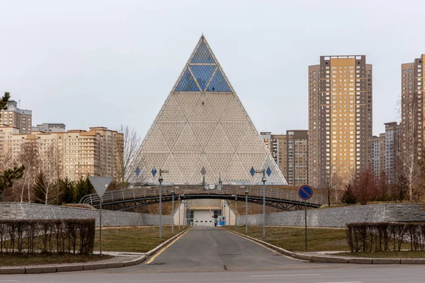 Nur Sultan Astana Kazakstan Palace Peace Reconciliation Ikoniskt Pyramidformat Glas — Stockfoto