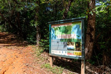 Praslin, Seyşeller, 01.05.2021. Glacis Noir Nature Trail turist bilgi panosu yolun başında, Mont Azore 'ye gidiyor, Praslin Ulusal Parkı, Seyşeller.