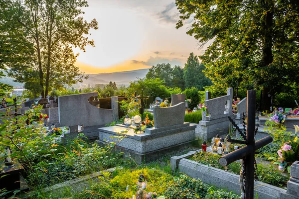 Νεκροταφείο Παραδοσιακούς Τάφους Από Γρανίτη Διακοσμημένους Πολύχρωμα Τεχνητά Λουλούδια Και — Φωτογραφία Αρχείου