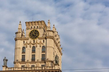 Minsk Kapıları, Sosyalist Klasisizm stilinde anıtsal kapı kulesi ele geçirilmiş Alman saati, Belarus 'un en büyük saati..