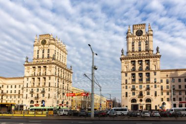 Minsk, Belarus, 04.11.21. Minsk Kapıları, şehrin girişinde Sosyalist Klasisizm tarzında iki anıtsal kule..