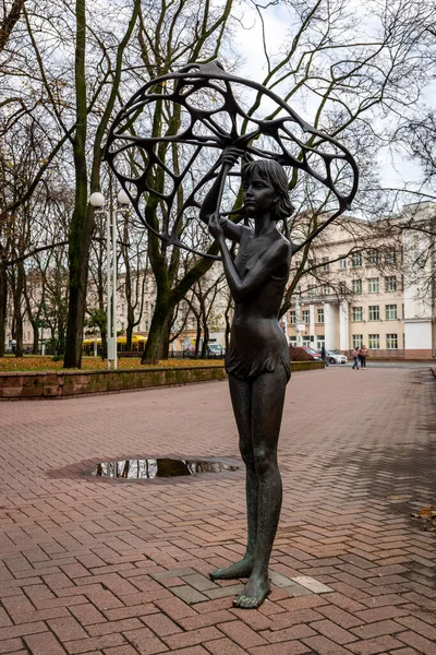 Minsk Belarus Girl Umbrella Sculpture Vladimir Zhbanov Monument Young Girls — 스톡 사진