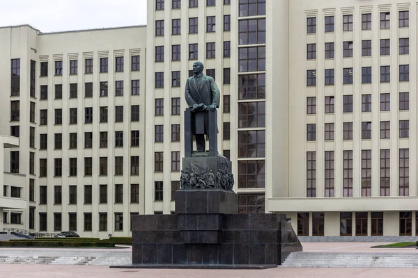 Minsk Bělorusko Vladimír Lenin Ruský Státník Revolucionář Socha Před Budovou — Stock fotografie