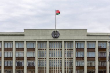 Minsk, Belarus, 04.11.21. Mingorispolkom - Minsk İcra Komitesi binası, yapıcılık mimarisi, Bağımsızlık Meydanı.