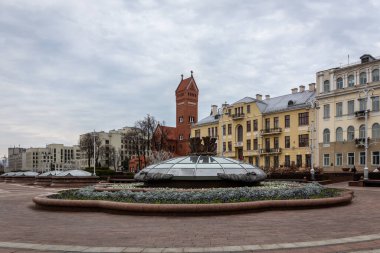 Minsk, Belarus, 04.11.2021. Minsk 'teki Independence Meydanı' nda Azizler Kilisesi Simon ve Helena ve yeraltı alışveriş merkezinin cam kubbesi..