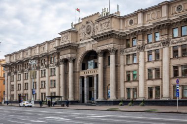 Minsk, Belarus, 04.11.21. Minsk 'teki Merkez Postane Binası. Sütunları, heykelleri ve saati olan neoklasik bir bina..