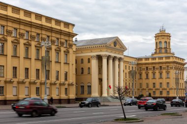 Minsk, Belarus, 04.11.21. KGB Genel Merkezi, Beyaz Rusya Cumhuriyeti Devlet Güvenlik Komitesi Stalinist mimari ve neoklasisizm tarzında bina.