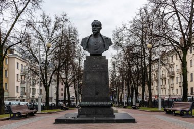 Minsk, Belarus, 04.11.21. Minsk 'te Felix Dzerzhinsky anıtı, Bolşevik devrimci ve resmi.