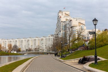 Minsk, Belarus, 04.11.21. Minsk 'teki Svislach Nehri' nin kıyısında, sonbaharda Trinity İlçesi 'nde Sovyet mimarisi tarzında ve Gözyaşı Adası tarzında toplu konut binası bulunan bir gezinti alanı..