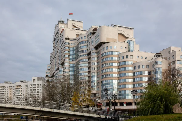 Bâtiment Résidentiel Style Brutaliste Géométrique Massif Soviétique Dans District Trinity — Photo