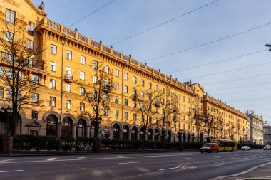 Minsk, Belarus, 04.11.21. Lenin Caddesi 'ndeki Minsk' te kafeleri ve restoranları olan turuncu tuğlalı bir mimari yapı..