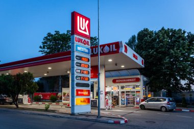Belgrad, Sırbistan, 13.06.2022. Rusya 'nın 2022 yılında Ukrayna' yı işgali sonrasında, Sırbistan 'ın Belgrad kentindeki Rus petrol istasyonu LUKOIL' de düşük akaryakıt fiyatları.