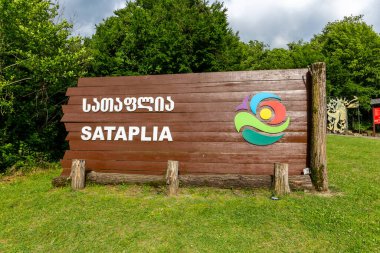 Sataplia, Georgia, 04.06.21. Sataplia Doğa Rezervine Giriş, Kutaisi, Georgia, ahşap giriş işareti.