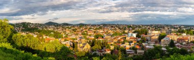 Kutaisi Panoraması, Gürcistan 'daki konut binaları, evler, kiliseler ve arkadaki dağlar Ukimerioni Tepesi' nden görülüyor..