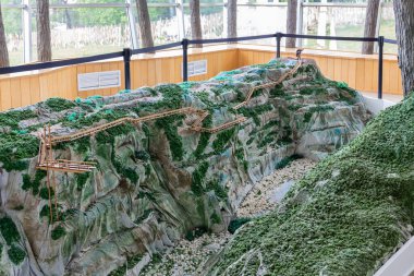 Okatse, Georgia, 05.06.21. Okatse Kanyonu Gürcistan 'da Okatse Ziyaretçi Merkezi' ndeki derin kanyonun üzerinde asılı metal yaya patikası olan bir model..