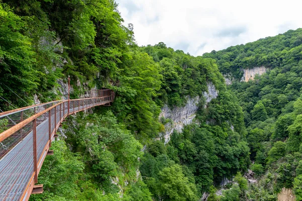 Okatse Canyon Georgia Con Sendero Peatonal Metal Colgante Sobre Precipicio — Foto de Stock