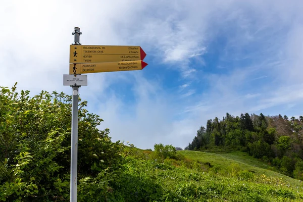 Khvamli Georgia Yellow Trail Signpost Showing Direction Tekenteri Cave Tvishi — Fotografia de Stock